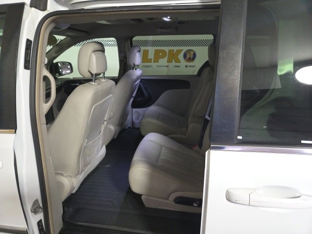 Used 2015 Chrysler Town & Country Touring image 25