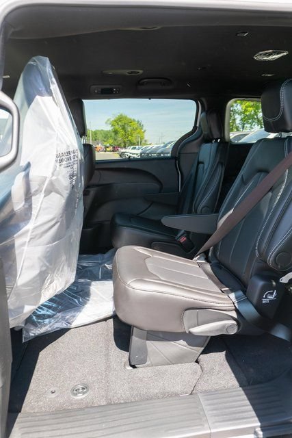 New 2027 Chrysler Pacifica Select FWD image 10