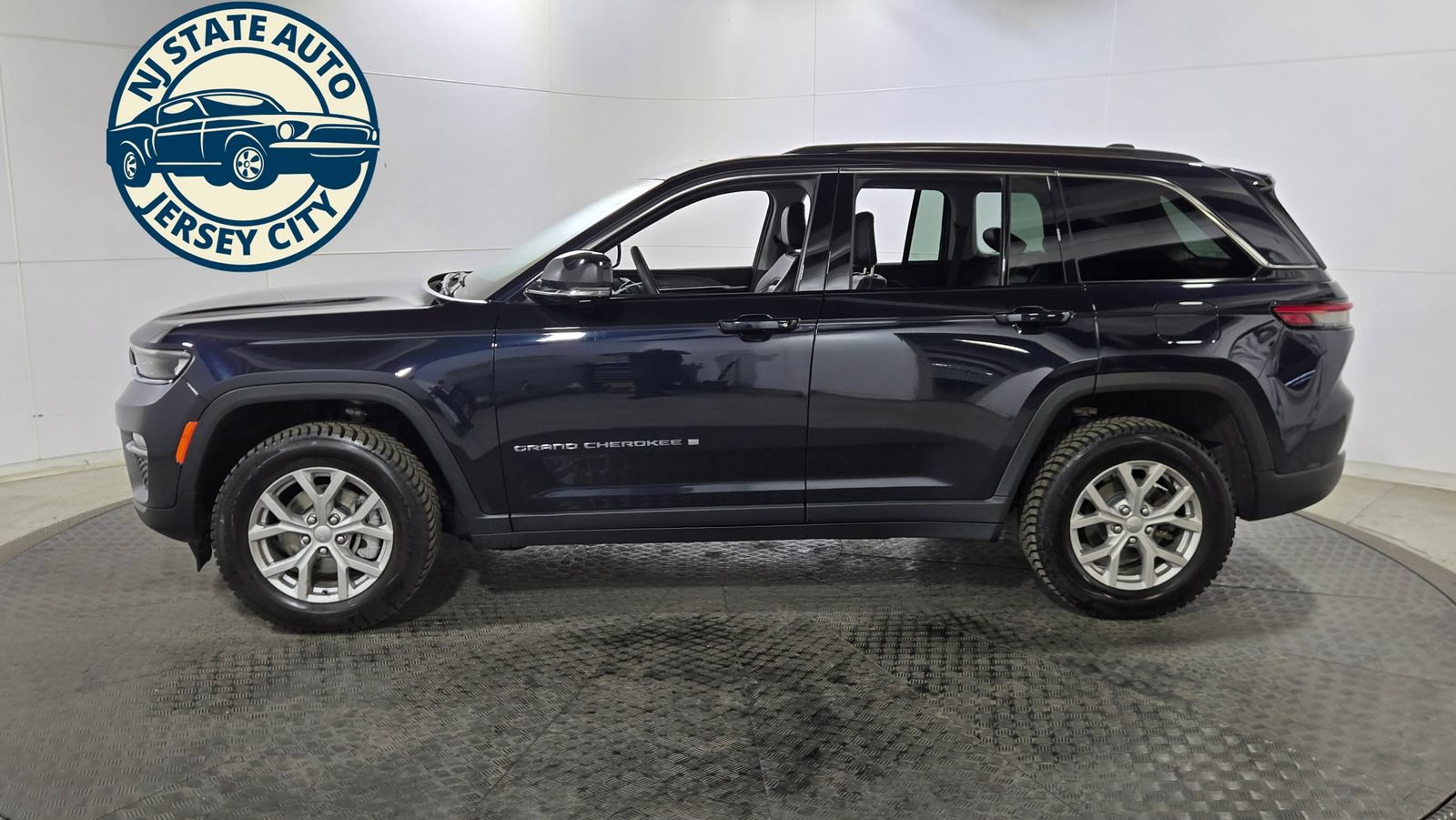Used 2024 Jeep Grand Cherokee Limited AWD/4WD image 4