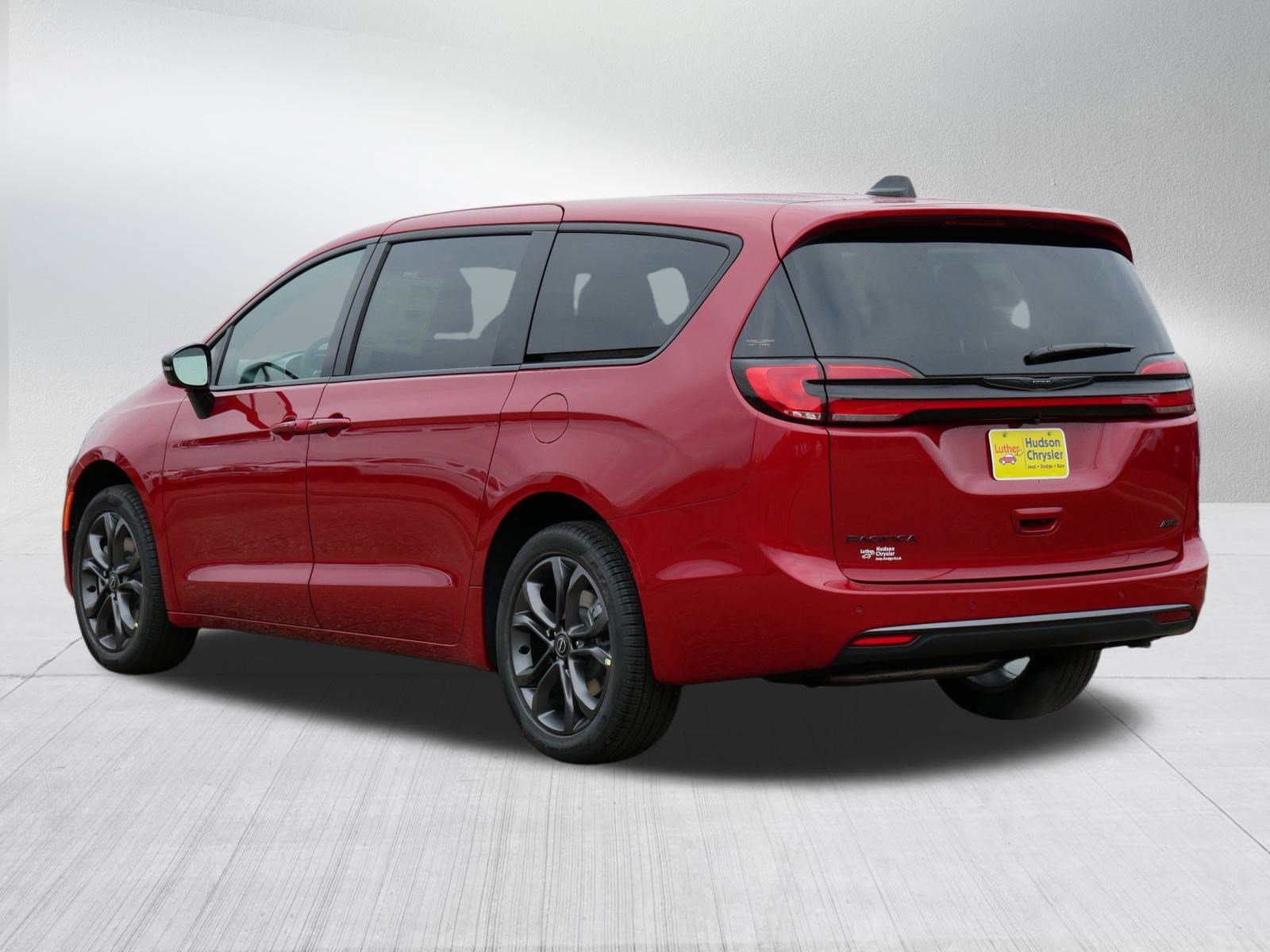 New 2026 Chrysler Pacifica Select image 3