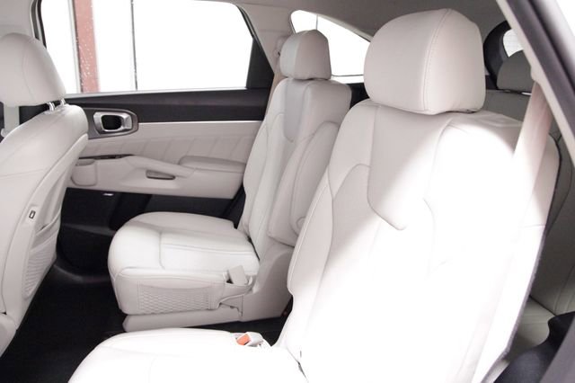 Used 2022 Kia Sorento SX Prestige w/ Panoramic Sunroof Package image 17