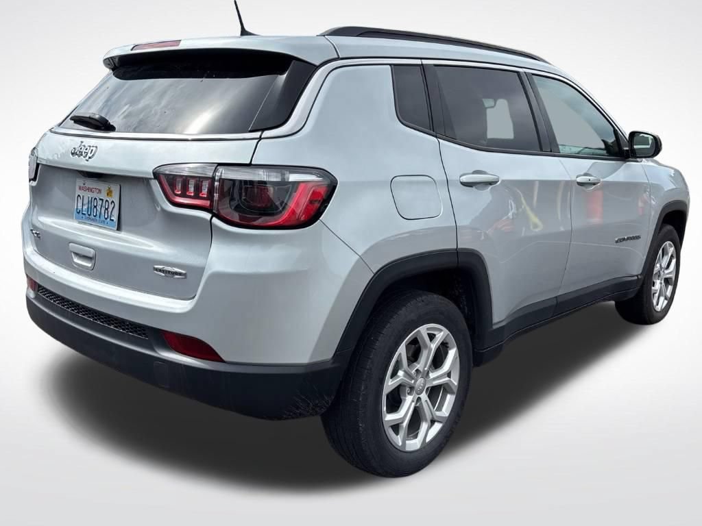 Used 2024 Jeep Compass Latitude AWD/4WD image 3