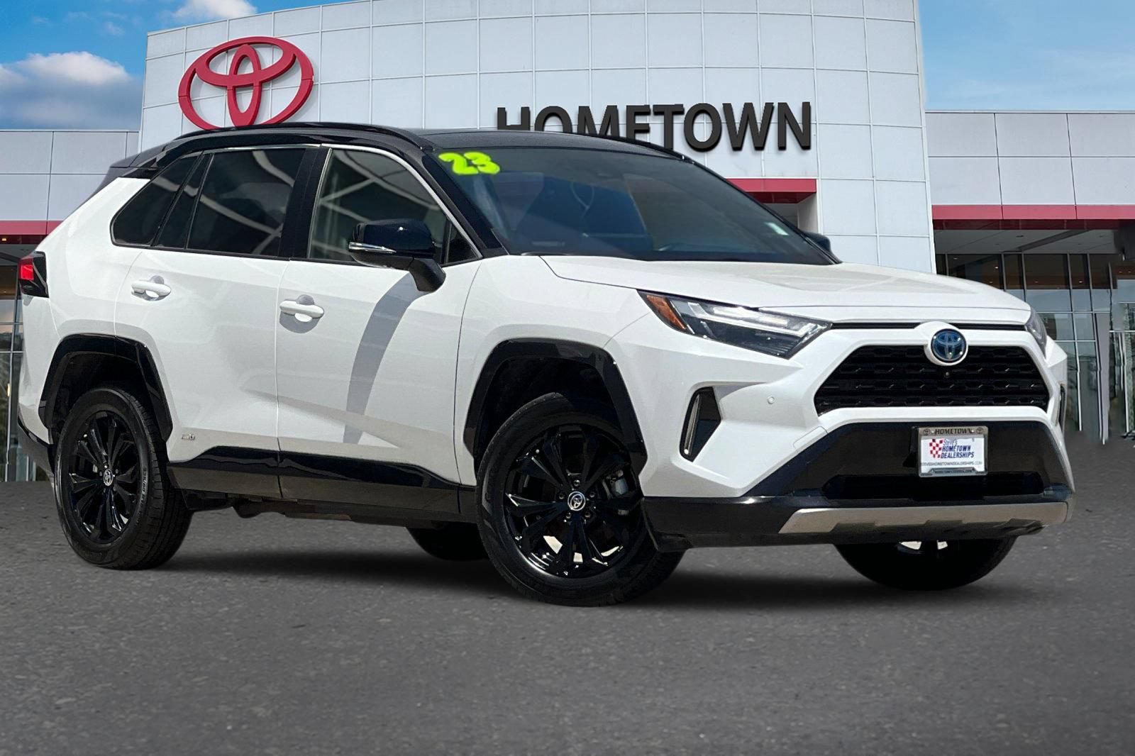 Used 2023 Toyota RAV4 XSE AWD/4WD image 2