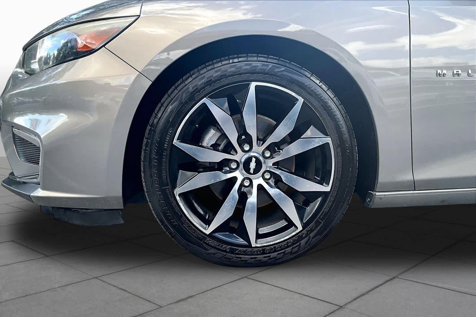 Used 2017 Chevrolet Malibu LT w/ Leather Package FWD image 11