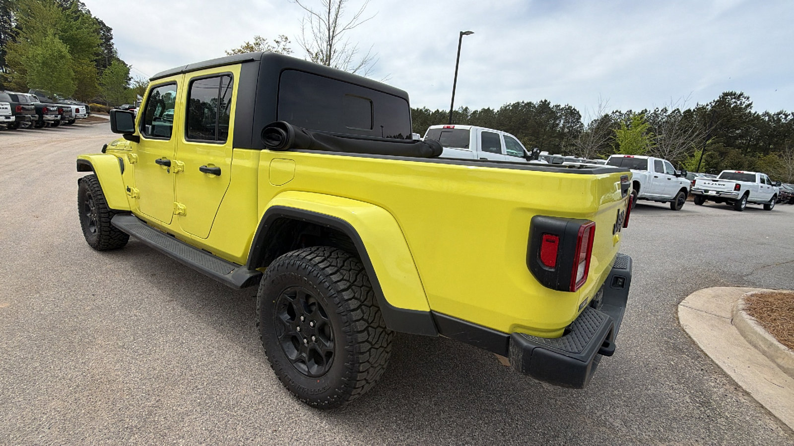 Used 2023 Jeep Gladiator Willys AWD/4WD image 10