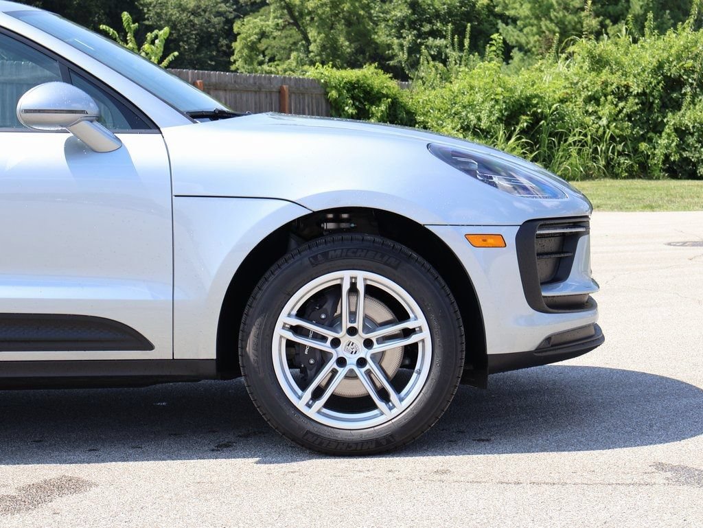 Certified 2025 Porsche Macan AWD/4WD image 10