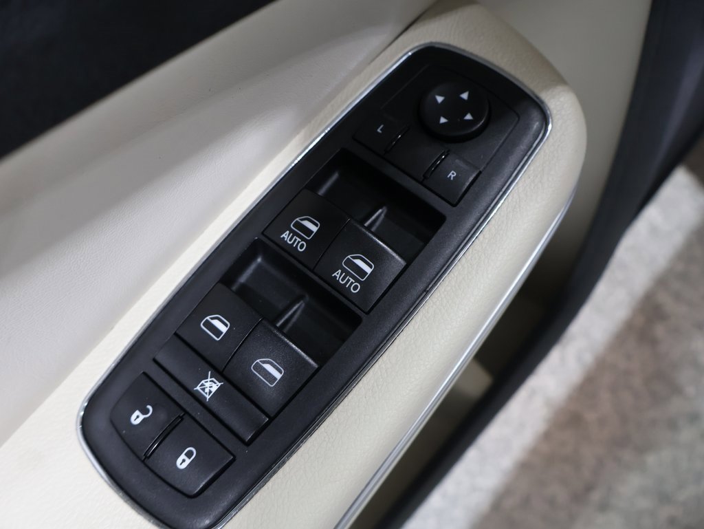 Used 2018 Chrysler 300 Limited image 13