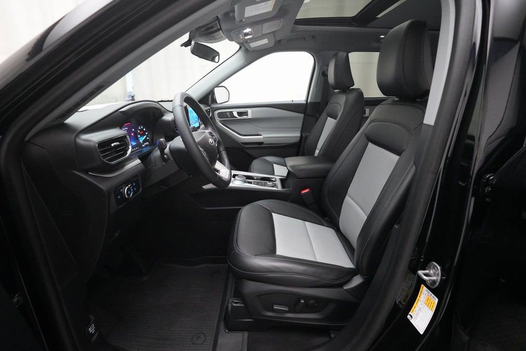 Used 2023 Ford Explorer XLT w/ Equipment Group 202A image 7