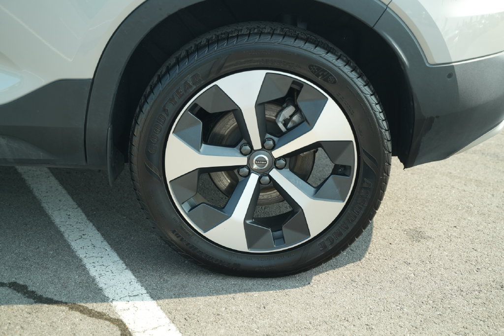 Used 2025 Volvo XC40 B5 Plus AWD/4WD image 46