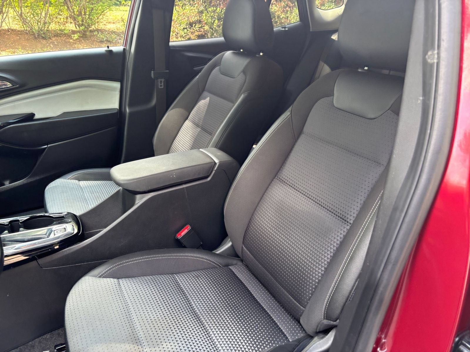 Used 2025 Chevrolet Trax LT w/ LT Convenience Package FWD image 27