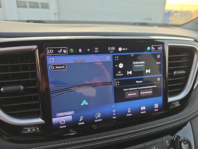 Used 2025 Chrysler Pacifica Limited FWD image 22