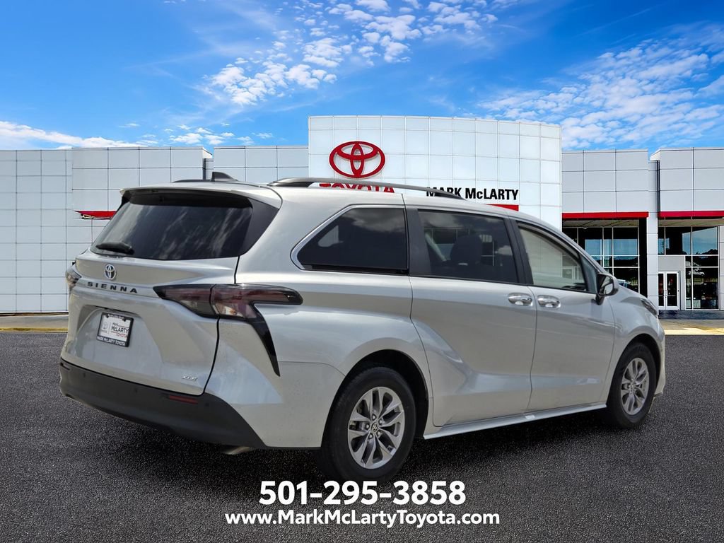 Used 2025 Toyota Sienna XLE FWD image 5