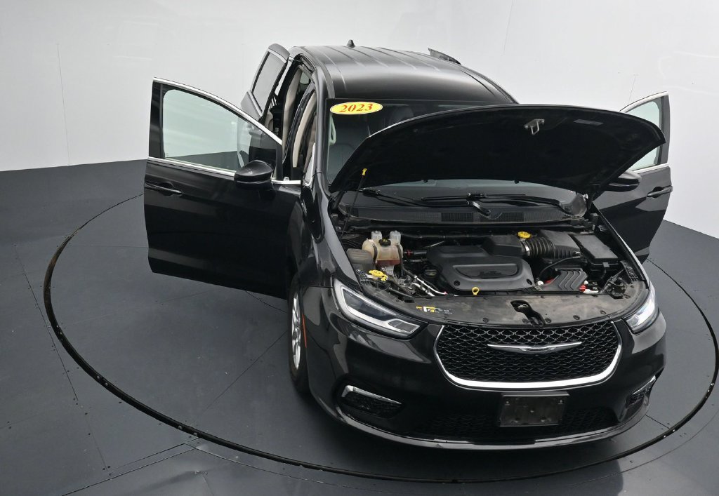 Used 2023 Chrysler Pacifica Touring-L FWD image 39