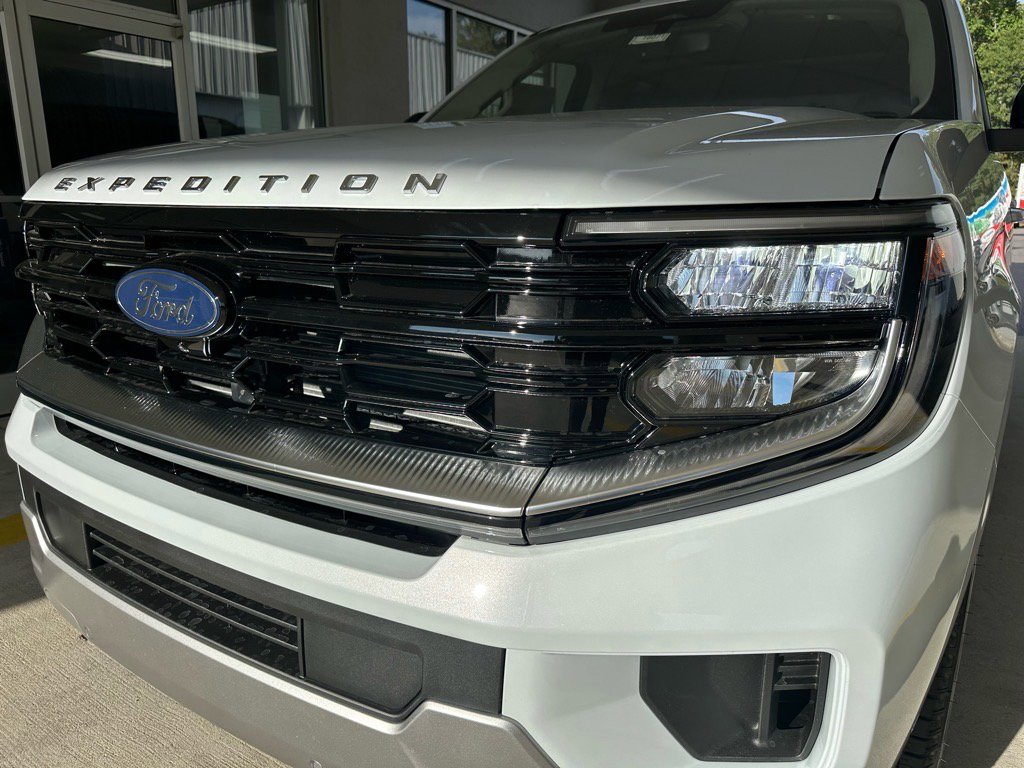 New 2025 Ford Expedition Platinum image 2