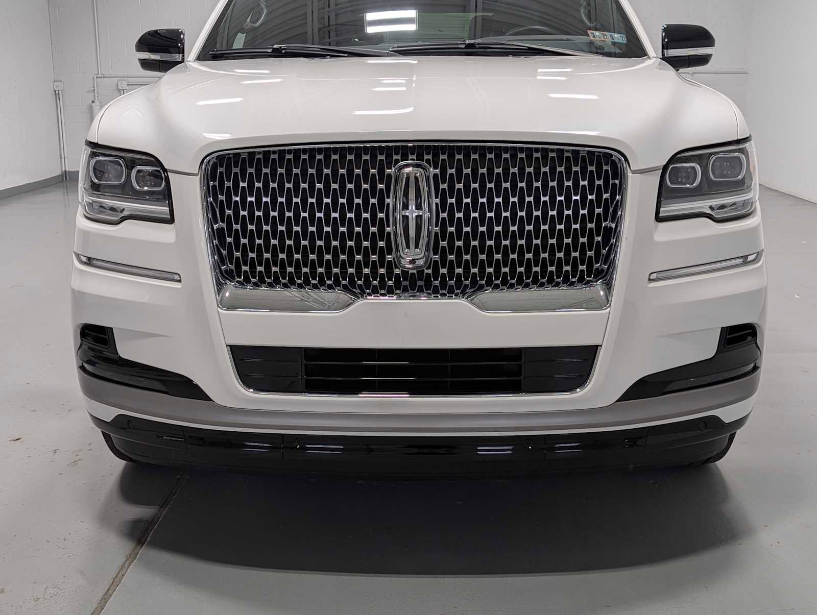 Certified 2023 Lincoln Navigator Reserve AWD/4WD image 2