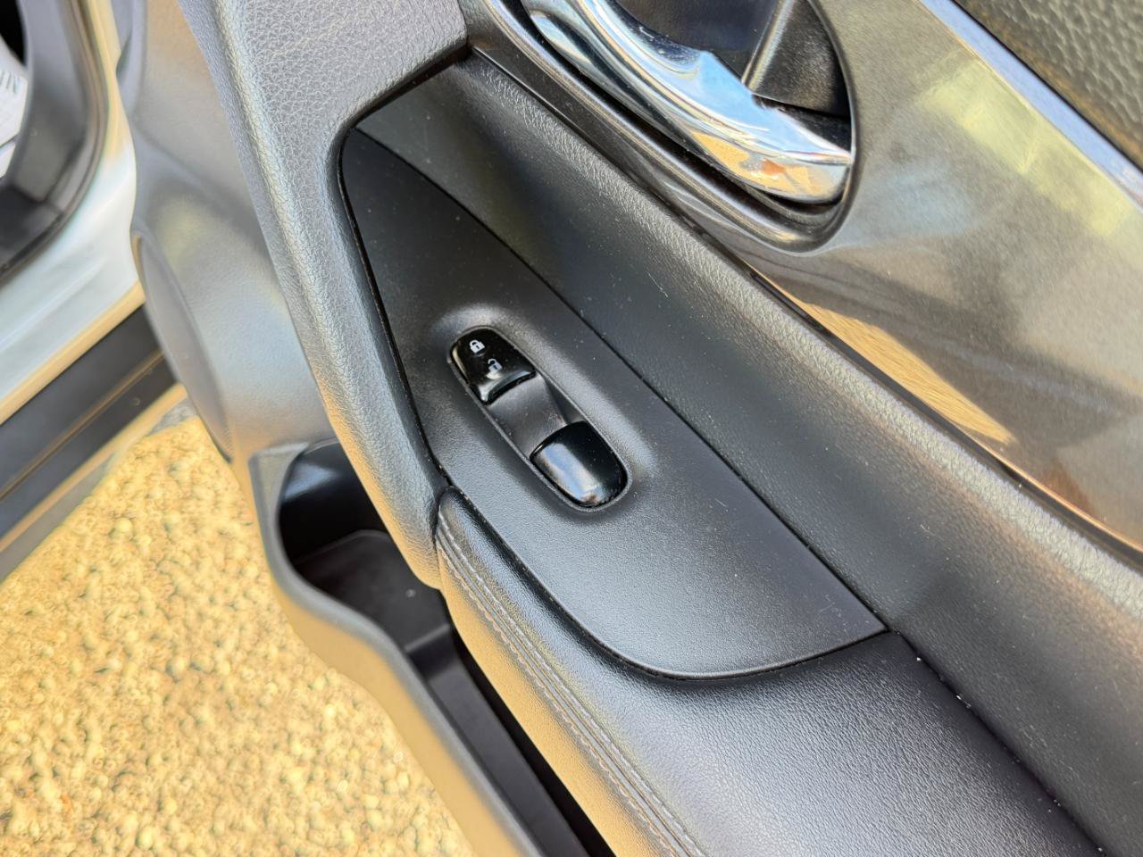 Used 2018 Nissan Rogue SV AWD/4WD image 48