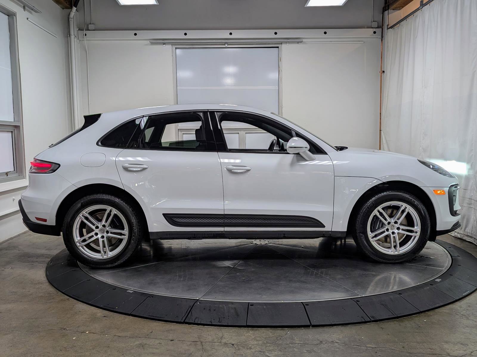 Used 2025 Porsche Macan image 10