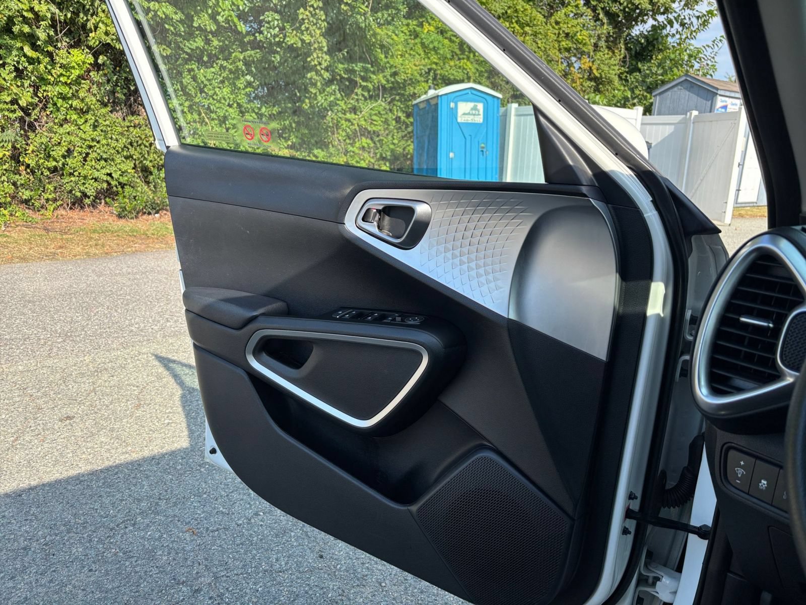 Used 2025 Kia Soul LX w/ LX Technology Package FWD image 15