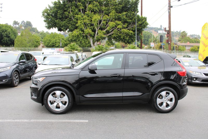 Used 2022 Volvo XC40 T4 Momentum image 7
