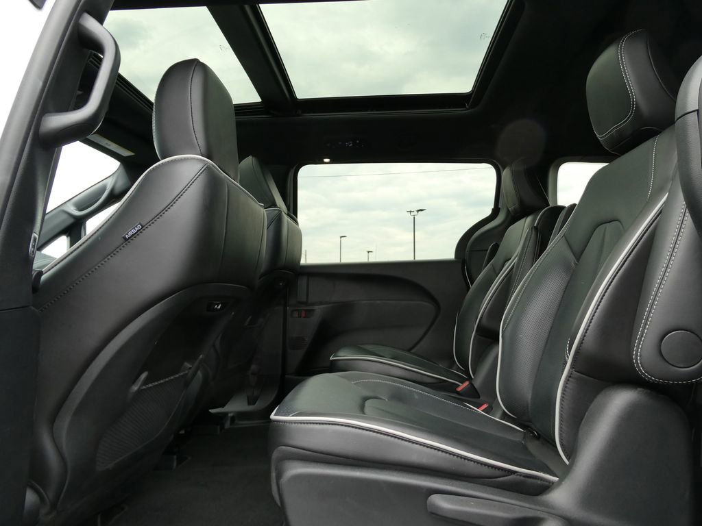 Used 2024 Chrysler Pacifica Premium image 19
