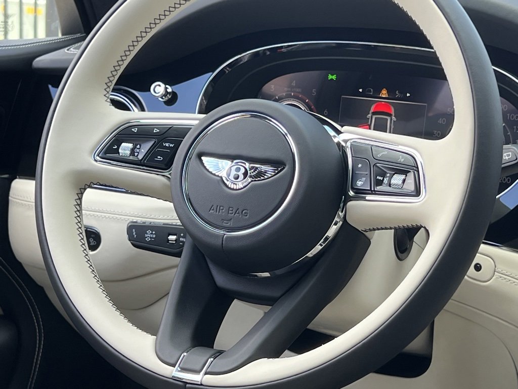 Used 2025 Bentley Bentayga image 28