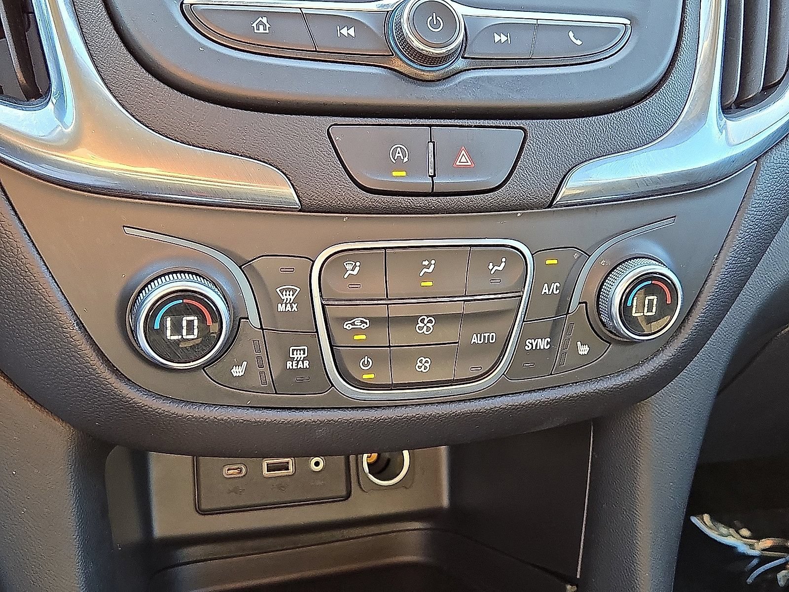 Used 2024 Chevrolet Equinox LT FWD image 29