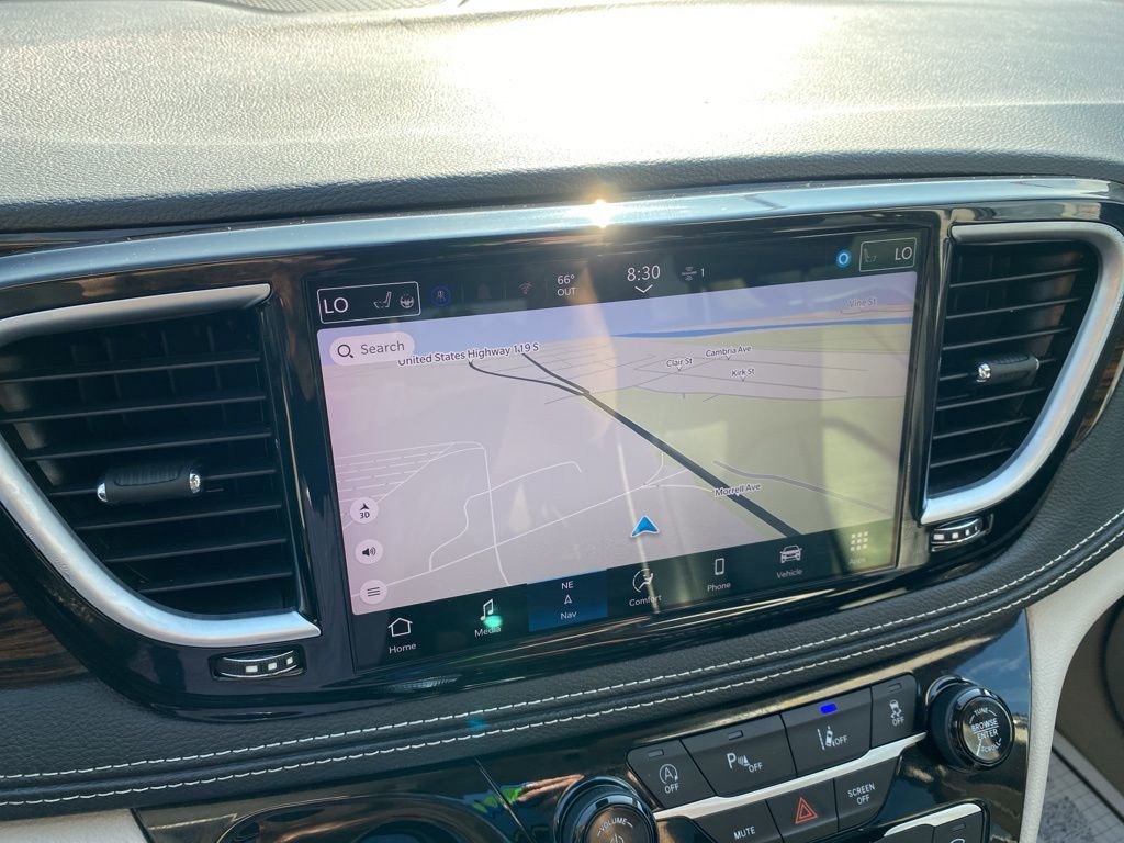 Used 2024 Chrysler Pacifica Limited image 32