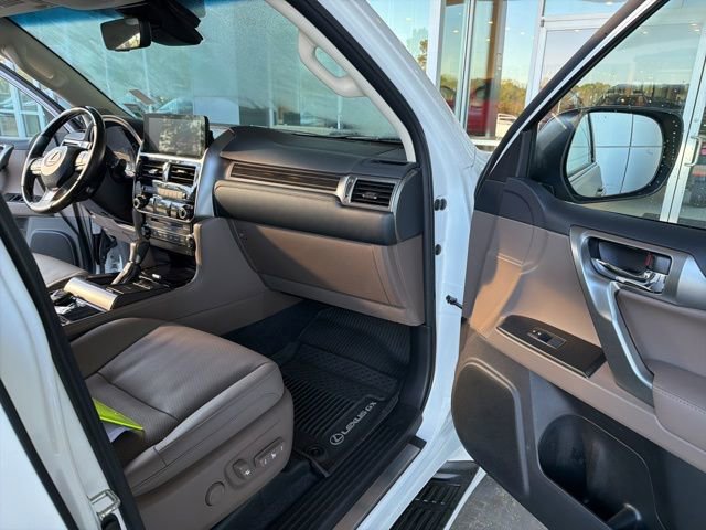 Used 2023 Lexus GX 460 Premium w/ Accessory Package AWD/4WD image 18