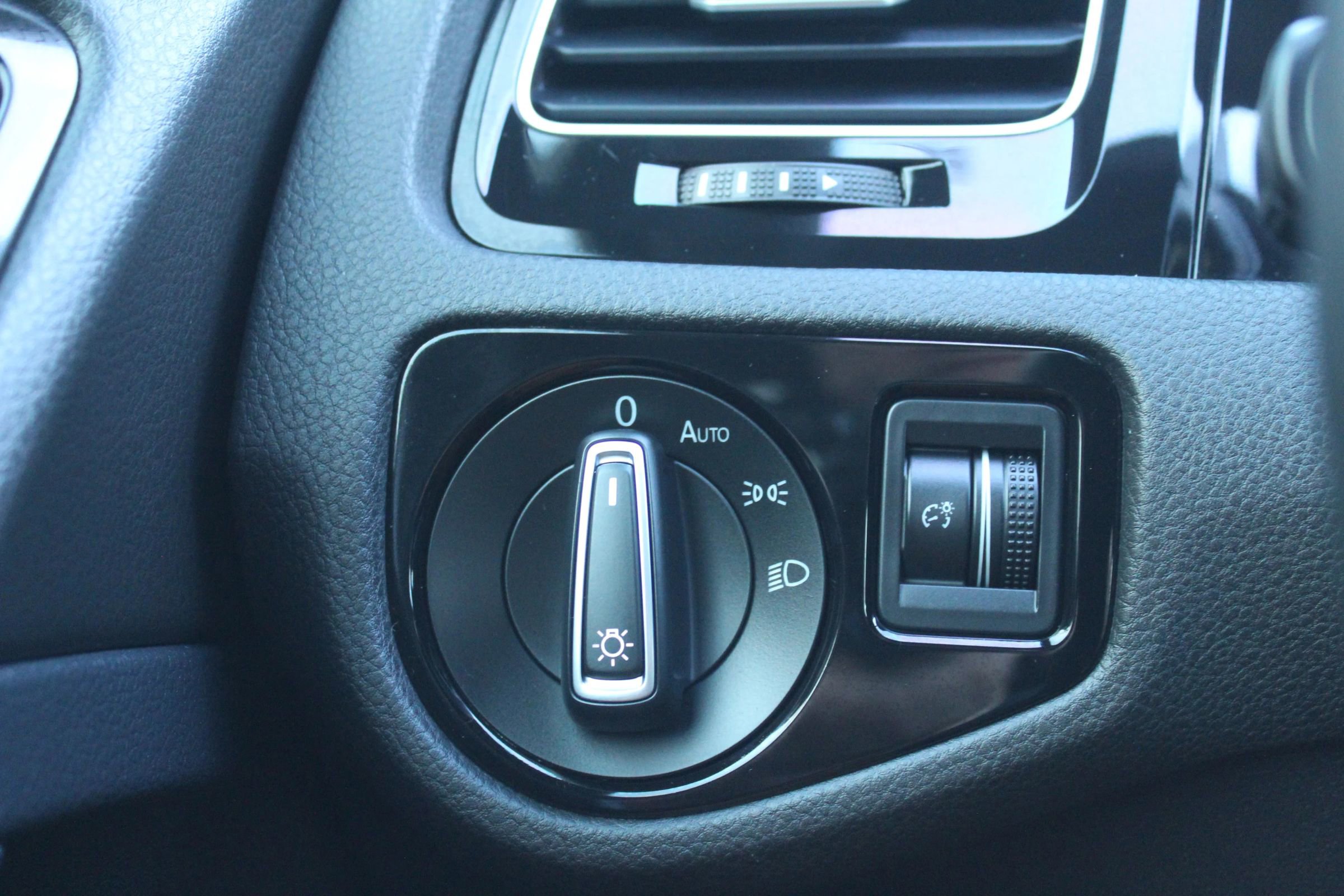 Used 2016 Volkswagen Golf 4-Door image 25