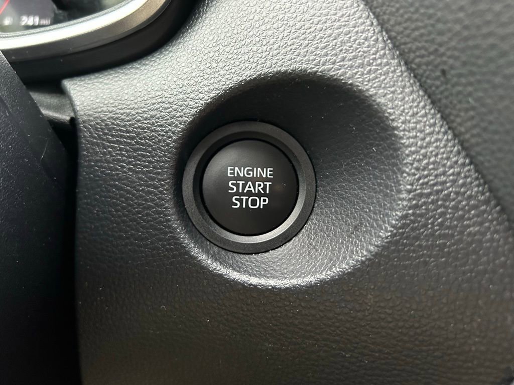 Used 2025 Toyota Corolla Cross XLE image 28