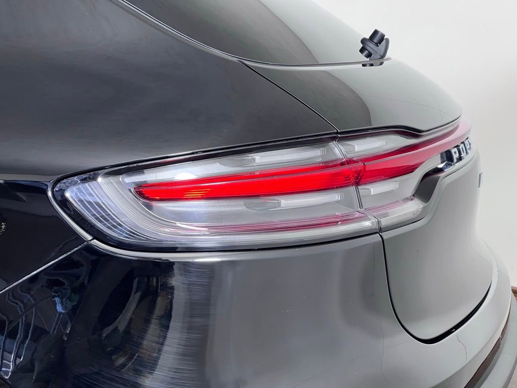 Certified 2025 Porsche Macan image 16