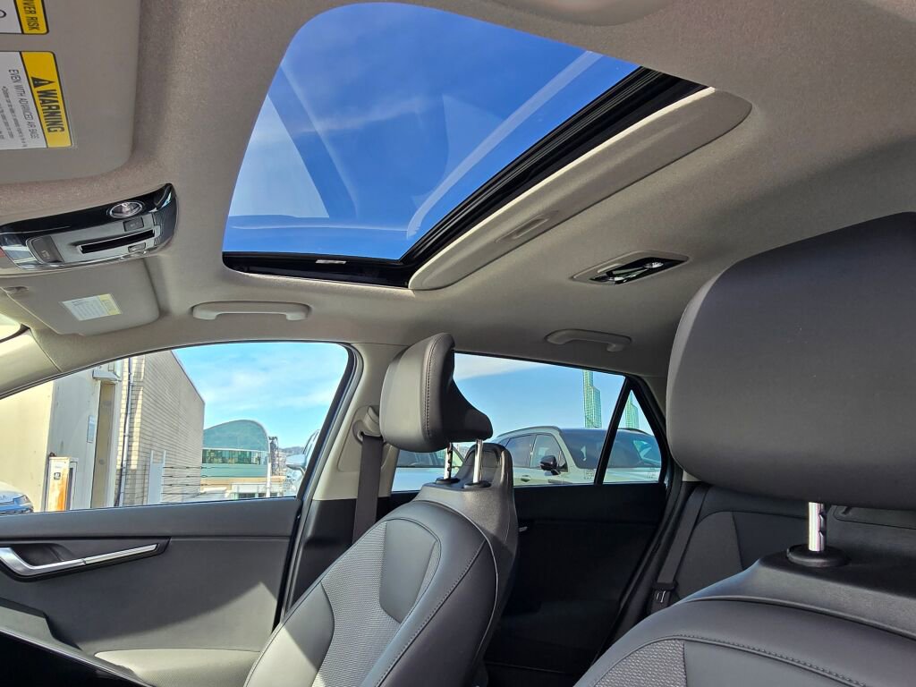 Used 2024 Kia Niro EX Touring image 24