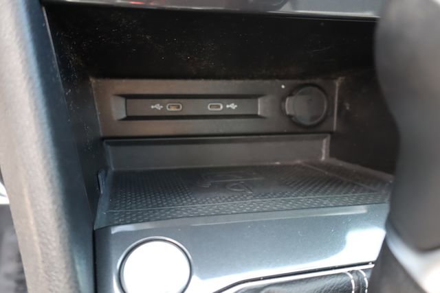 Used 2022 Volkswagen Tiguan SE image 34
