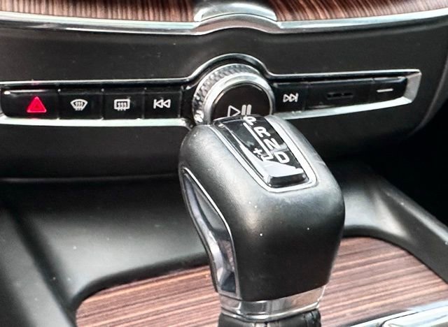 Used 2021 Volvo XC60 T5 Momentum w/ Premium Package image 12