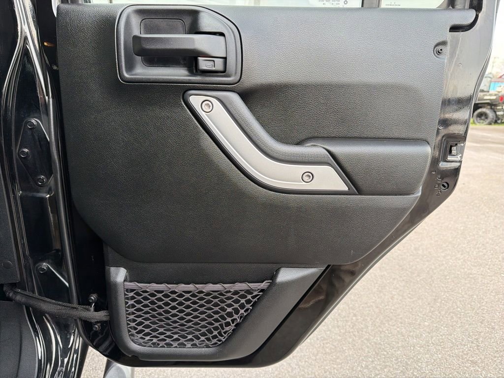 Used 2018 Jeep Wrangler Unlimited Rubicon w/ Connectivity Group image 16