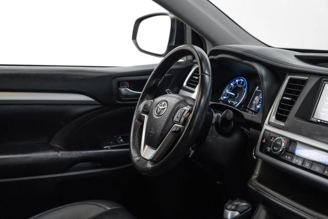 Used 2019 Toyota Highlander XLE image 12