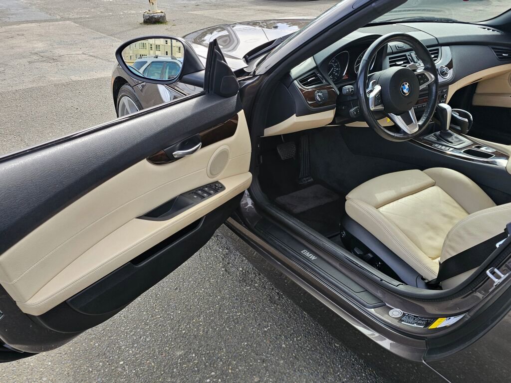 Used 2011 BMW Z4 sDrive30i image 16