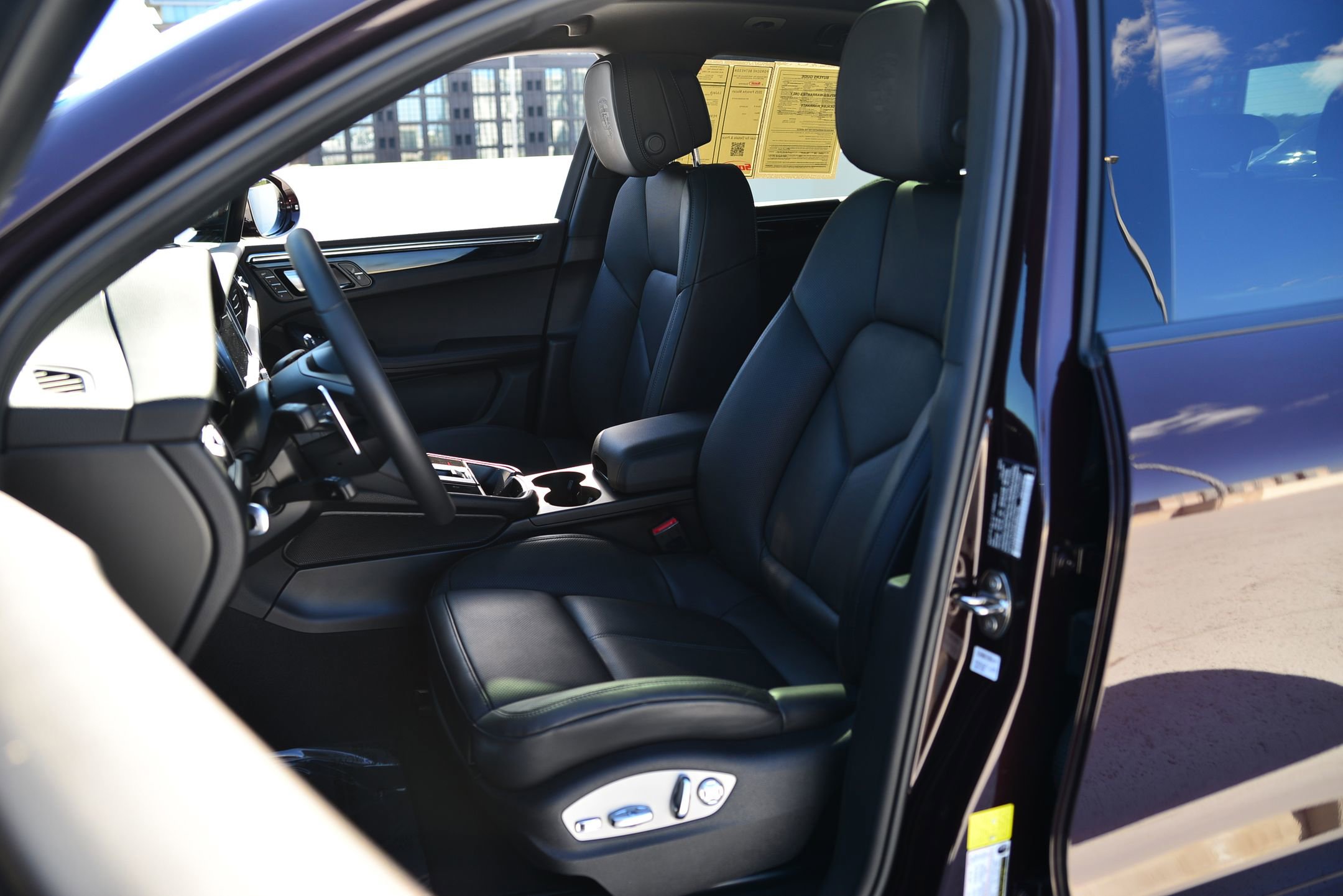 Certified 2025 Porsche Macan image 5