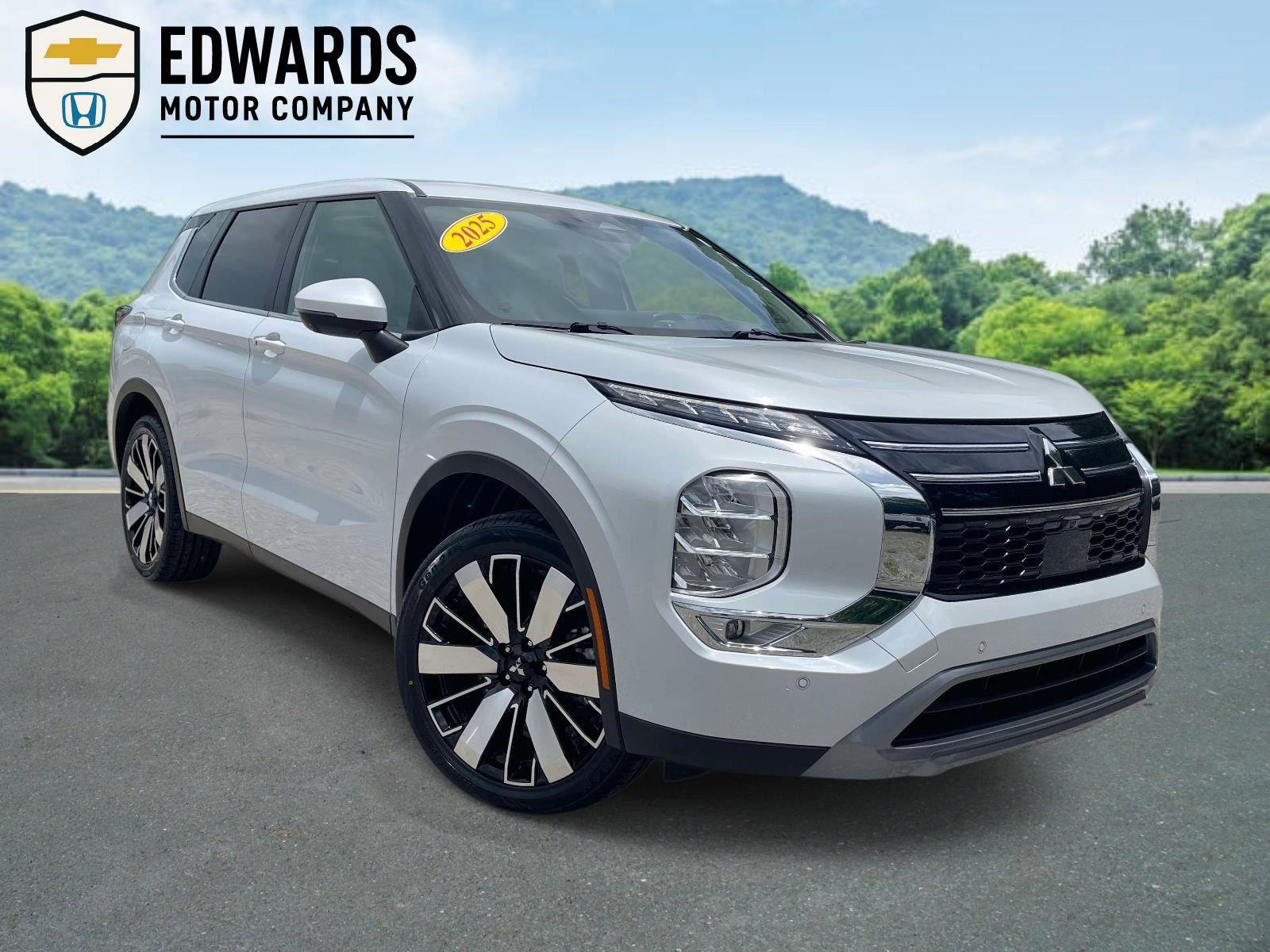 Used 2025 Mitsubishi Outlander SE FWD image 1