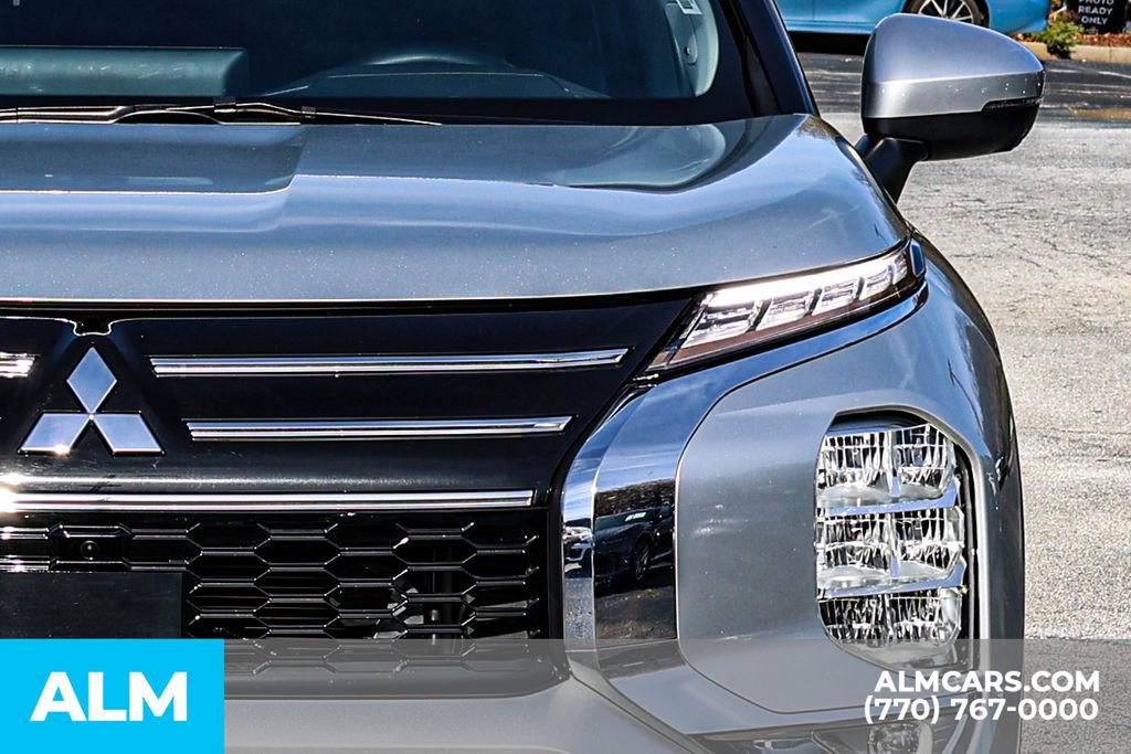 Used 2025 Mitsubishi Outlander SE image 16