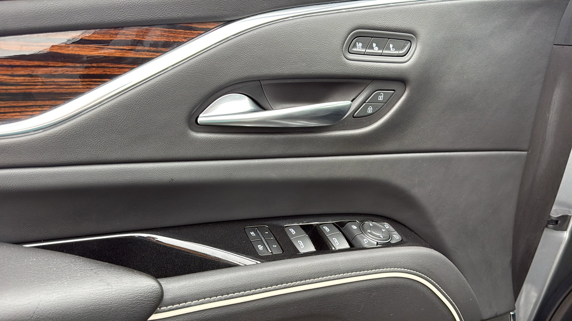 Used 2021 Cadillac Escalade ESV Premium Luxury w/ Performance Package image 11