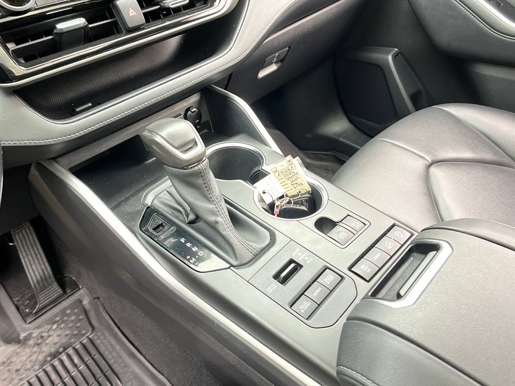Used 2021 Toyota Highlander XLE AWD/4WD image 19