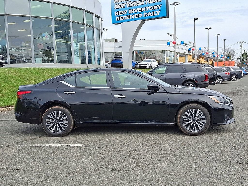 Used 2025 Nissan Altima 2.5 SV image 8