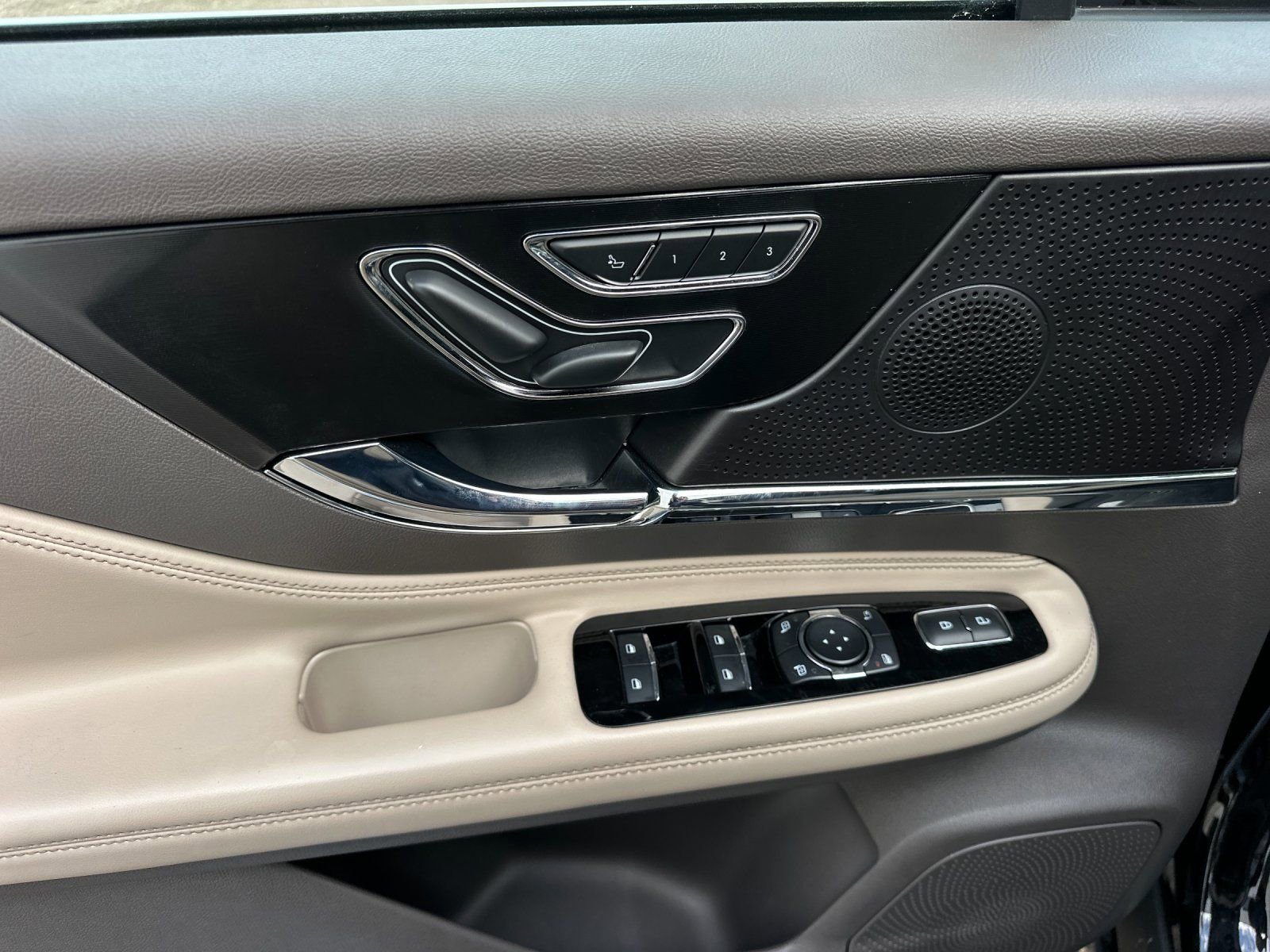 Used 2023 Lincoln Corsair Reserve w/ Equipment Group 201A image 11