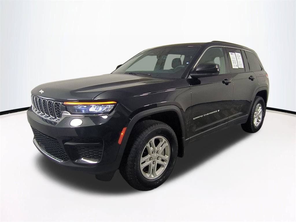 Used 2025 Jeep Grand Cherokee Laredo w/ Luxury Tech Group I AWD/4WD image 9