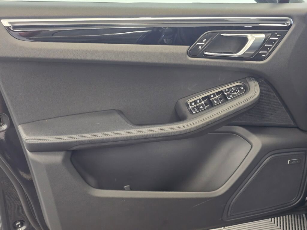 Certified 2024 Porsche Macan image 33