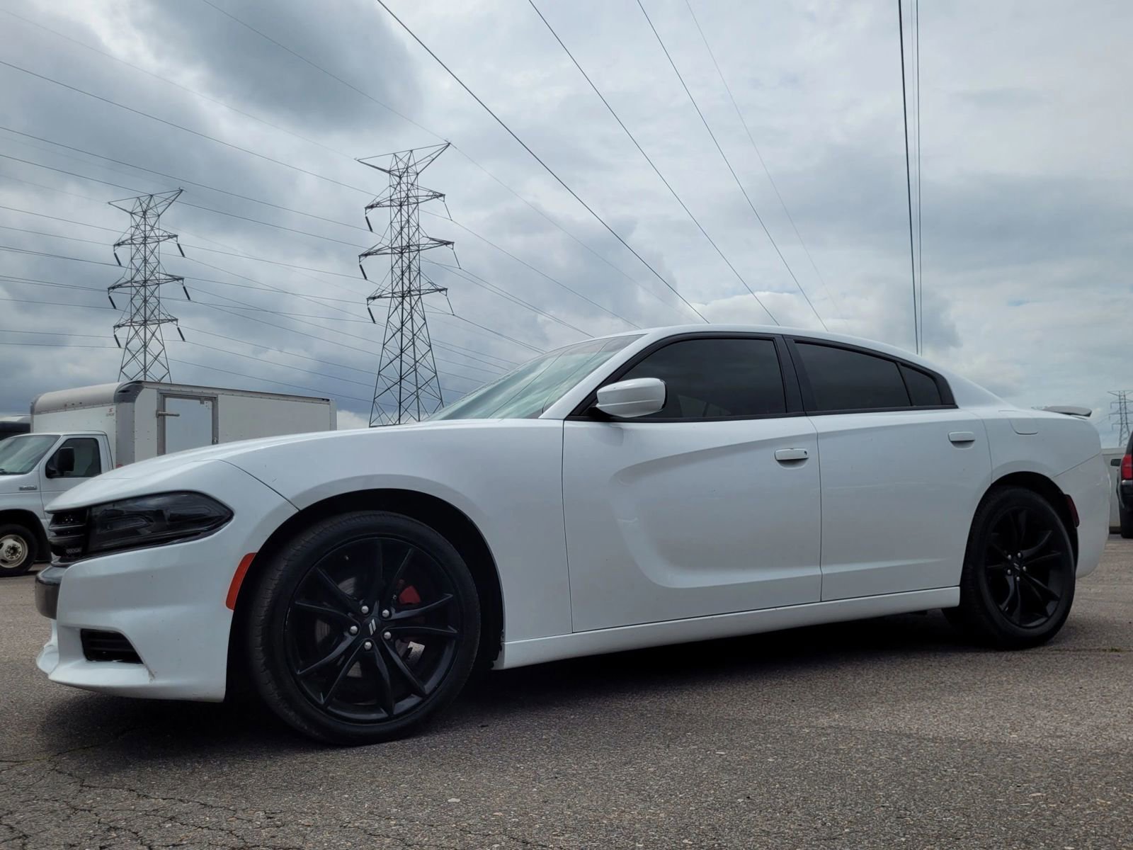 Used 2017 Dodge Charger SE w/ Blacktop Package RWD image 4