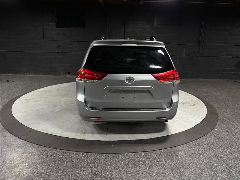 Used 2012 Toyota Sienna XLE image 4