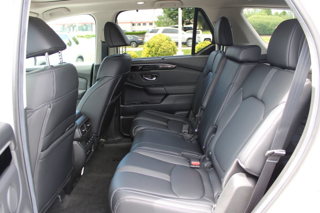 Certified 2025 Honda Pilot Touring image 11