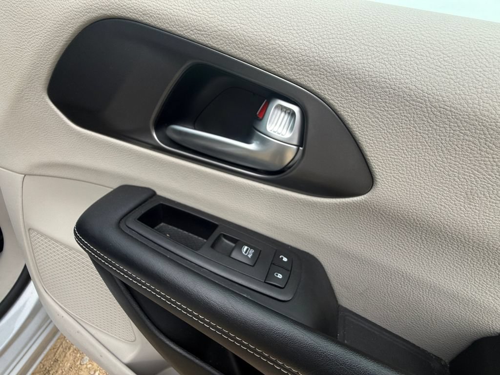 Used 2024 Chrysler Pacifica Touring-L FWD image 40